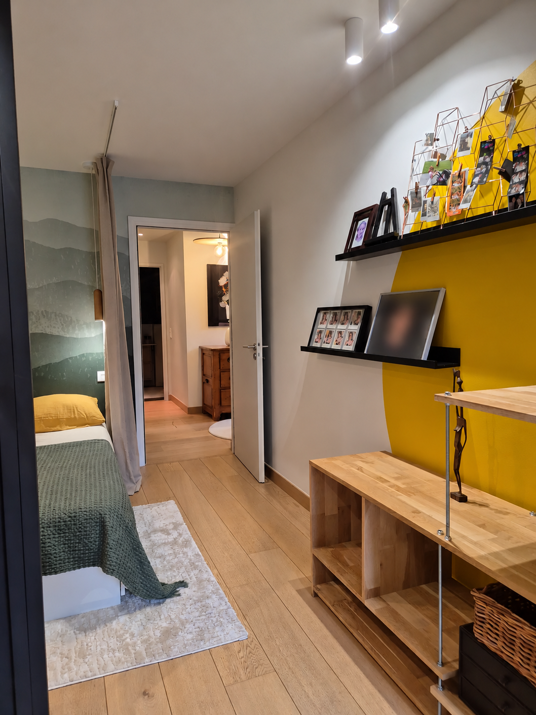 Projet Mévy — Bureau et chambre d'amis, mur jaune et papier peint